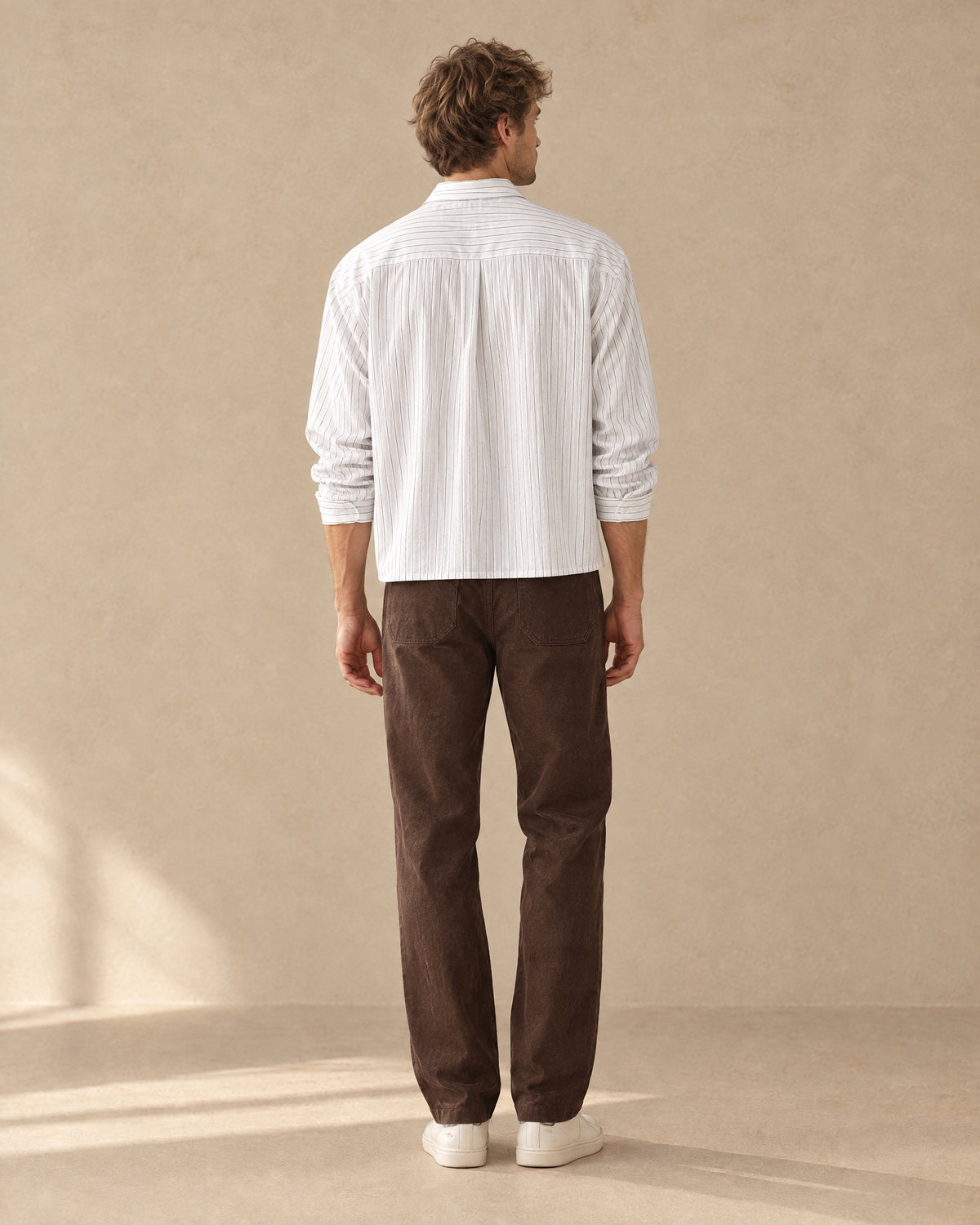 Wit krijtstreep overhemd, boxy cropped fit — achterkant, volledig